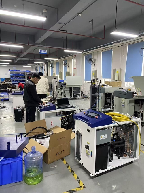 Het laatste nieuws van het bedrijf over Shenzhen Hanwei Laser: Technici produceren machines volgens professionele normen
